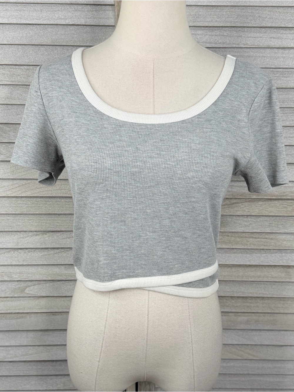 CHARLOTTE RUSSE Women's Gray Crop Top with White Trim-Medium - Picture 1 of 2